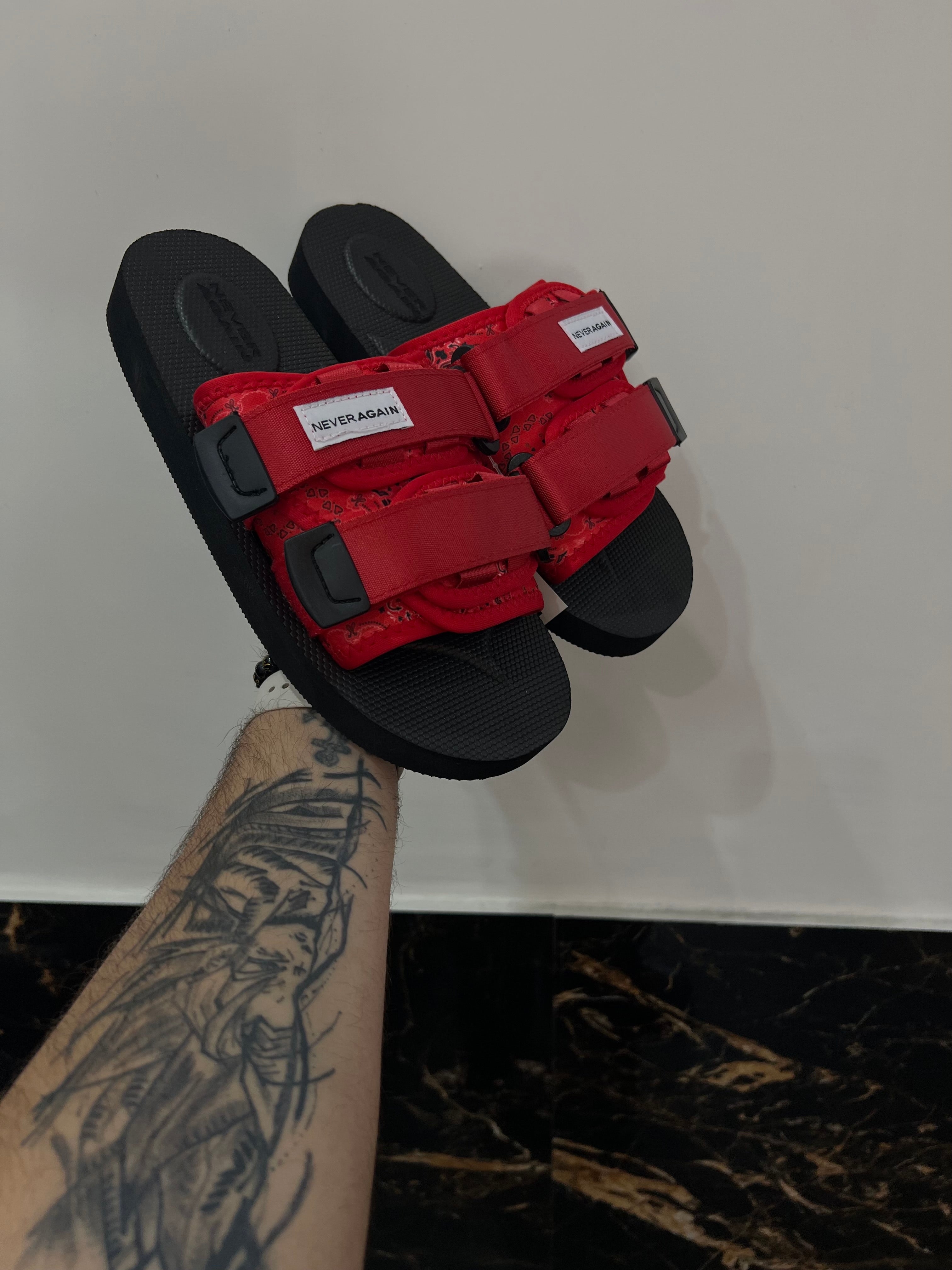 SLIPPERS RED BANDANA